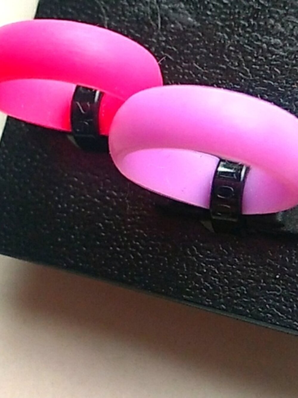 Stretchy colored rings